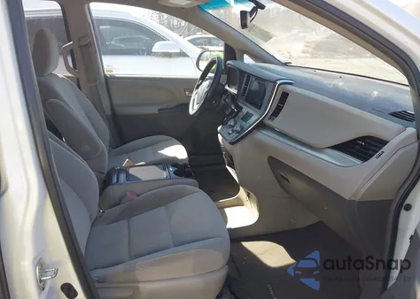 2016 Toyota Sienna Le 8 Passenger z USA, uszkodzony, nr VIN 5TDKK3DC0GS731995